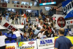 Pelea en el Regatas: cayó un vallado y hay nueve heridos