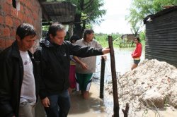 Pese a no estar en gestión, Camau recorrió los barrios inundados