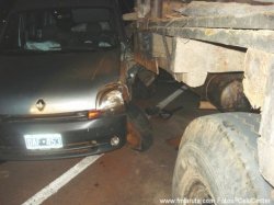 Un camión se cruzó de carril arrollando a un utilitario