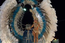 El carnaval artesanal desplegó creatividad en su noche inaugural