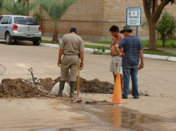 Aguas rompe pavimento de C. Blanco por avería de un caño