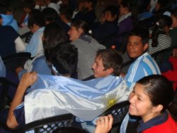 Alumnos de la Comercial vieron Argentina-Grecia en pantalla gigante