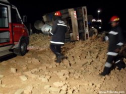 Un camión volcó y hubo dos heridos