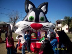 Carisma Show agasajó a niños del barrio Don Bosco