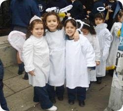 Angelitos visitaron hogares en busca de dulces