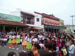 Baile, canto y danza en plaza Cabral