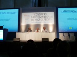 Ríos orador en un congreso de microcrédito