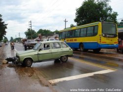 Un automóvil giro en “U” y chocó una moto en Santa Rosa