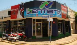Los Hermanos premio a sus clientes con una moto 0 Km
