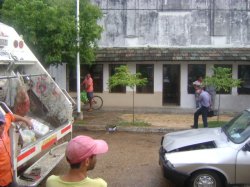 Auto sin frenó choco a un camión municipal