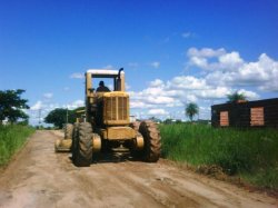 Maquinas viales recuperan las calles de tierra