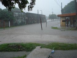 En San Lorenzo ayer llovió 200 milímetros y quedo bajo agua