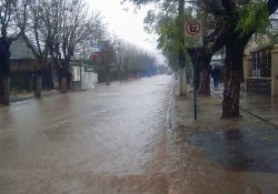 La lluvia ya anega barrios en Saladas