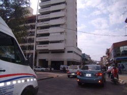 Cayó de un 12º piso y terminó dentro del estudio contable de una saladeña