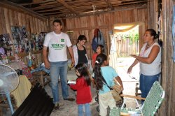 “Josemi” y Laura ayudaron a familias del Vélez damnificadas por la lluvia