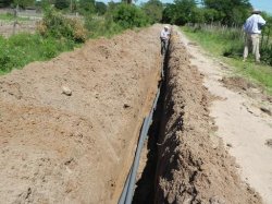 Continúa la extensión e instalación de agua en barrios de Saladas