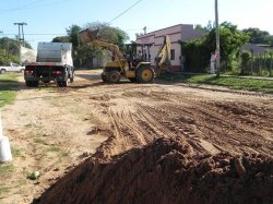 Inicio la remoción de suelo para pavimentar calle Cabral