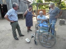 Concejales entregaron silla de ruedas a un hombre discapacitado