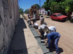 Por calle Pellegrini se cimientan más cordones cuneta