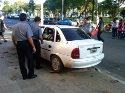 Hombre perdió el control de su vehículo y colisionó frente a plaza Cabral