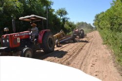 La Municipalidad de Saladas abre caminos en Colonia Cabral