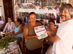 Firma de convenio y entrega de Monotributos para agricultores familiares de Saladas
