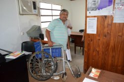 Acción Social municipal entregó silla de ruedas