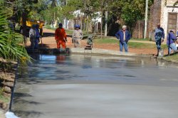 La Municipalidad de Saladas pavimentó otra cuadra de calle Coronel Leyes