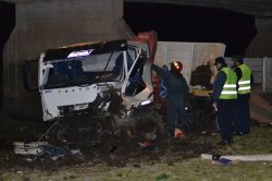 Cayó un camión en el puente Paso Naranjo sobre el río Santa Lucía