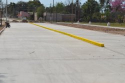 Apertura de calle Cabral con cordón intermedio, playa de estacionamiento y alumbrado