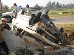 Un automóvil chocó y terminó volcado contra el muro del Cementerio