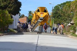 La Municipalidad continúa pavimentando diversas calles de Saladas