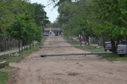 Cayeron unos 10 postes de luz por fuertes ráfagas de vientos en Saladas