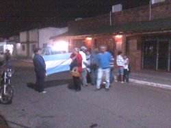 Vecinos se manifestaron frente al juzgado de Saladas en apoyo a familias desalojadas