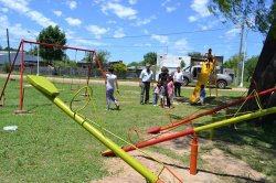 Nuevos juegos para plazoleta ubicada en la costa de la Laguna Soto