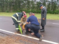 Motociclista grave tras chocar contra dos automóviles en ruta 13