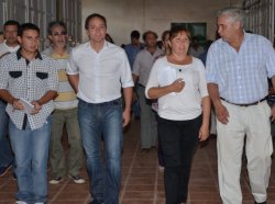 Ríos y “Camau” repartieron donaciones a escuelas y campesinos del interior