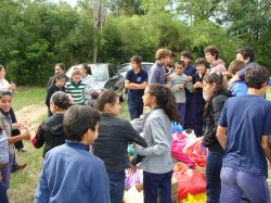 Alumnos de la Escuela Técnica entregaron ropas y alimentos en zonas necesitadas