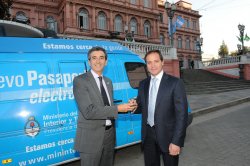 El Ministro Randazzo entregó a Camau una camioneta satelital para documentar en Corrientes