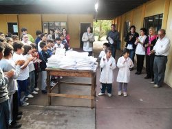 Alumnos de los Pagos de Saladas recibieron guardapolvos, libros y útiles