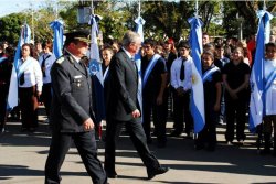 Saladas en multitudinario acto y desfile, homenajeó a la Patria