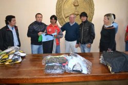 Entrega de más indumentarias deportivas a equipos de fútbol en Saladas