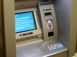 El concejo insiste para que los bancos adquieran más cajeros automáticos