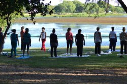 Iniciaron las clases gratuitas de Yoga al aire libre en Saladas