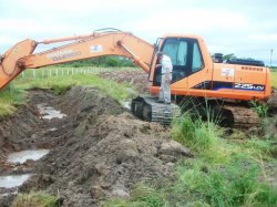 El municipio saladeño construye terraplén para camino vecinal