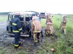 Una combi quedó calcinada por ruta 13 en cercanías de Saladas