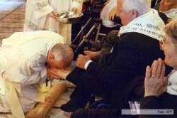 Jueves Santo: el Papa lavó los pies de doce personas con discapacidad