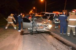 Fuerte colisión frontal en avenida Juan Pujol