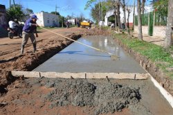 Cimientan cordones cuneta y badenes en San Antonio y 57 Viviendas