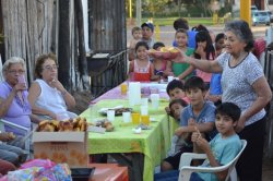 Vecinos del barrio Don Bosco agasajan con chocolate a niños